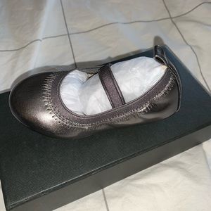 NEW IN BOX Yosi Samra shiny pewter flats